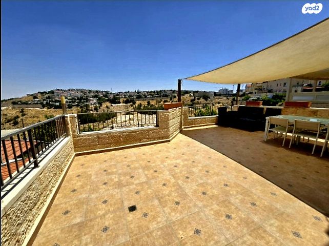 דירה, עת הזמיר, מגדים, מעלה אדומים