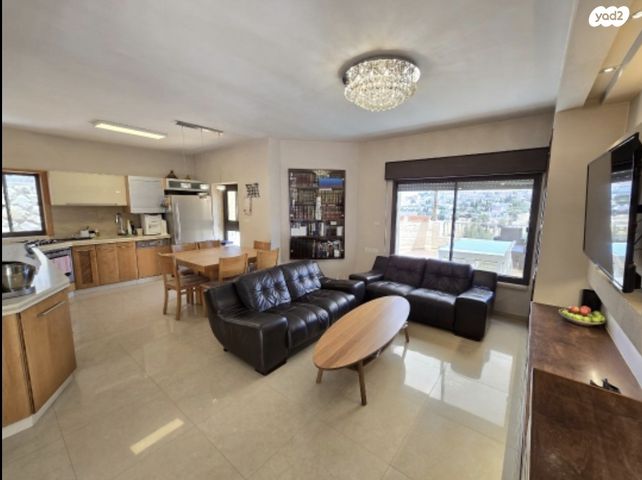 דירה, עת הזמיר, מגדים, מעלה אדומים