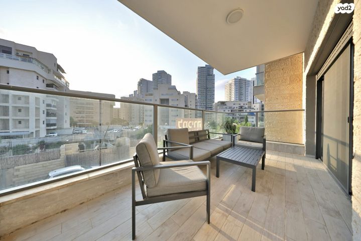 דירה, יפה ירקוני, משכנות האומנים, קרית מוצקין