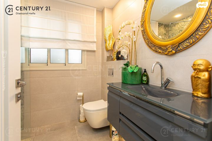 דירת גן, כיכר היינריך היינה, מרכז הכרמל, חיפה