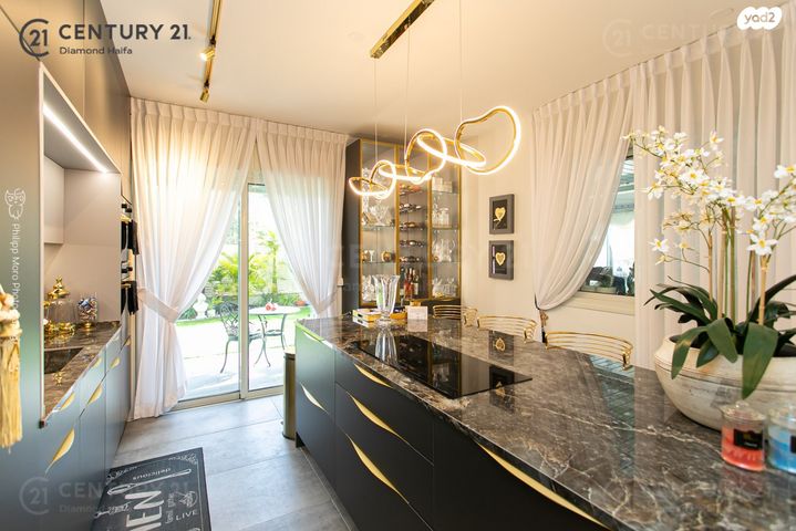 דירת גן, כיכר היינריך היינה, מרכז הכרמל, חיפה