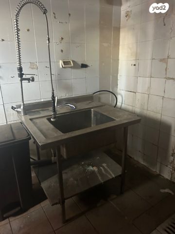 חנויות/ שטח מסחרי, רחובות