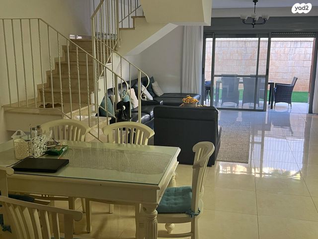 דו משפחתי, גדרה הצעירה, גדרה