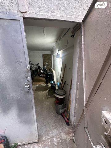 מחסנים, מנחם יצחק 4, נחלת גנים, רמת גן