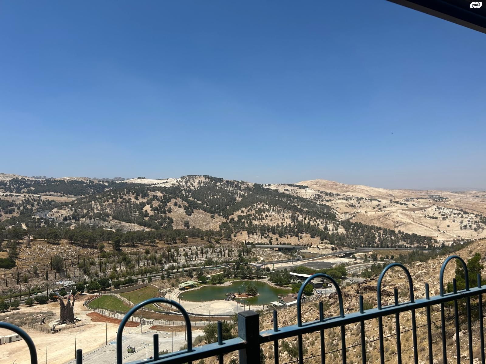 השמינית 27