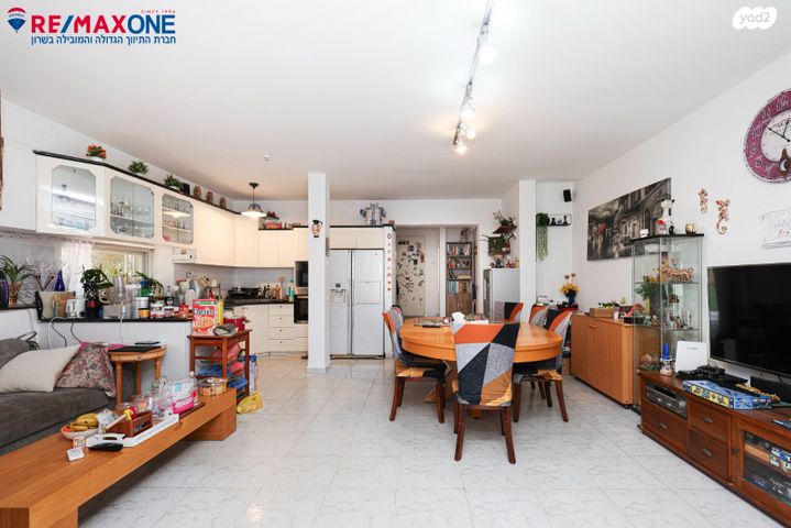 דירת גן, שפרינצק 3, שיכוני מזרחי, כפר סבא