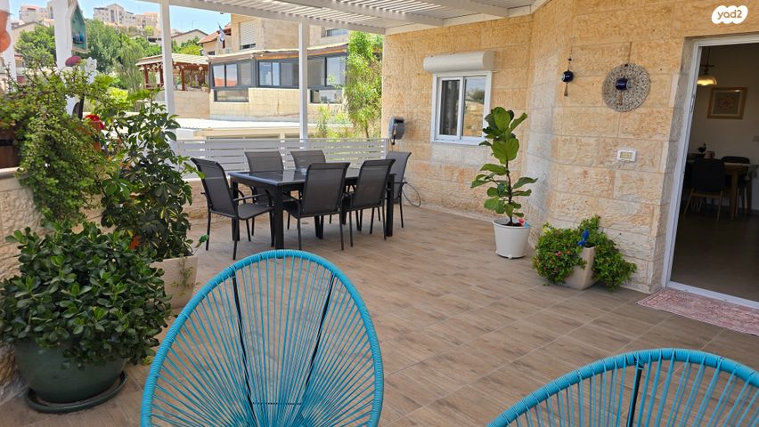 דירת גן, עת הזמיר, מגדים, מעלה אדומים