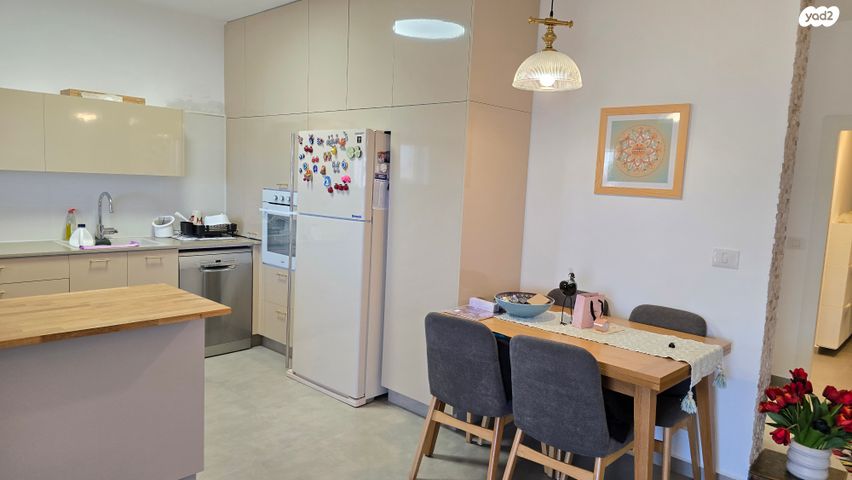 דירת גן, עת הזמיר, מגדים, מעלה אדומים