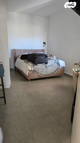 דירת גן, עת הזמיר, מגדים, מעלה אדומים