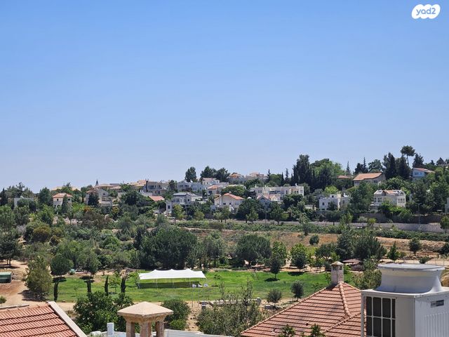 דו משפחתי, הר כתרון, צור הדסה