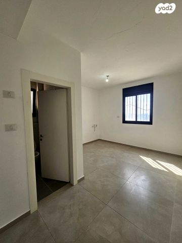 דירה, יהושוע אזולאי, נווה שרון / שער העיר, נתיבות