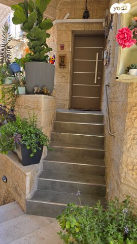 דירת גן, עת הזמיר, מגדים, מעלה אדומים