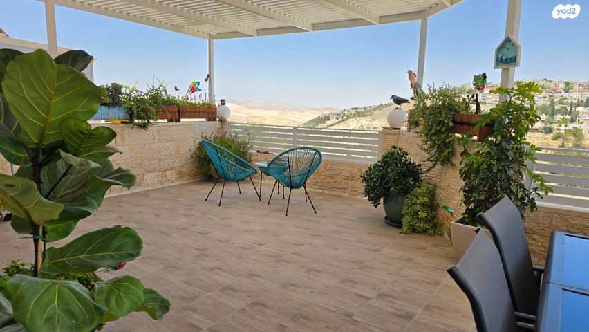 דירת גן, עת הזמיר, מגדים, מעלה אדומים