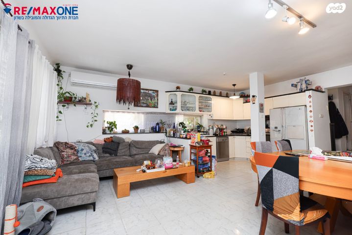 דירת גן, שפרינצק 3, שיכוני מזרחי, כפר סבא