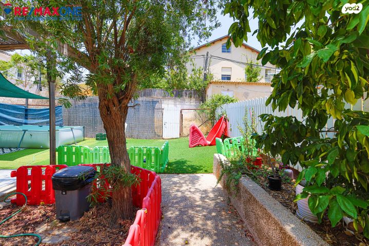 דירת גן, שפרינצק 3, שיכוני מזרחי, כפר סבא