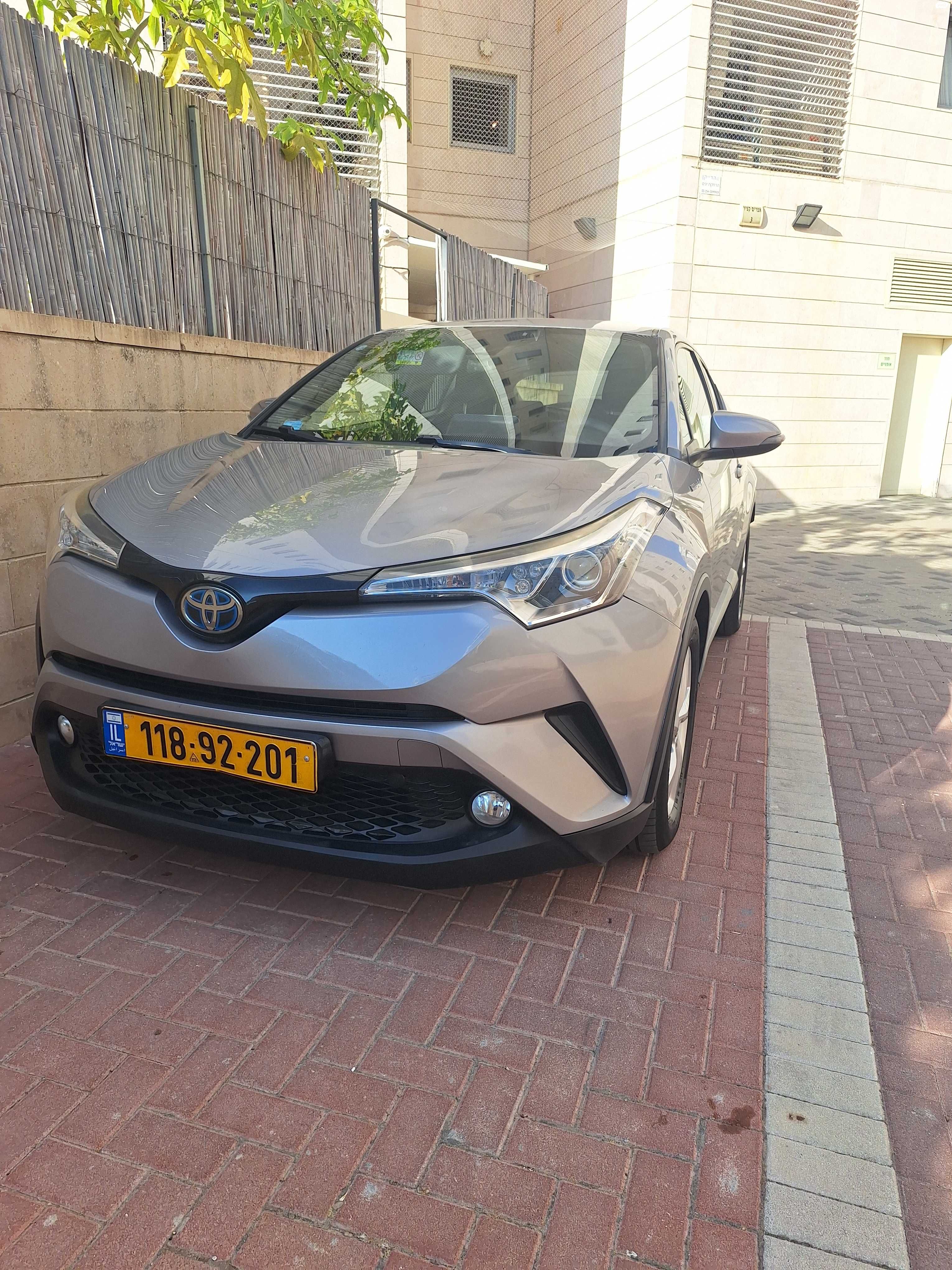 מודעת רכב טויוטה C-HR