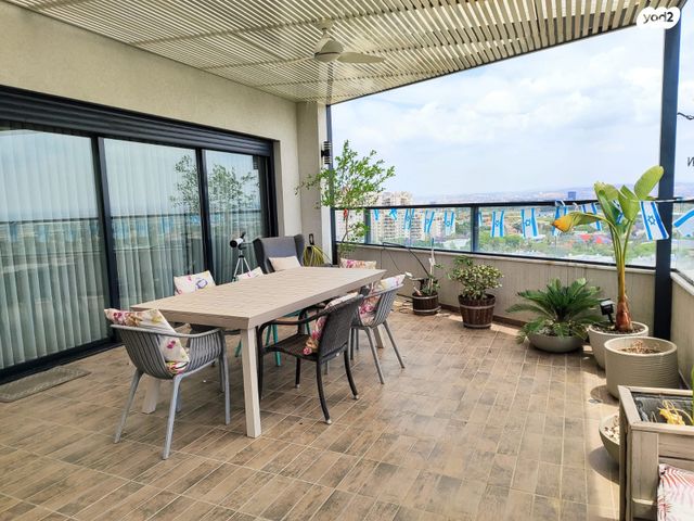 גג/ פנטהאוז, אסירי ציון, מגדיאל, הוד השרון