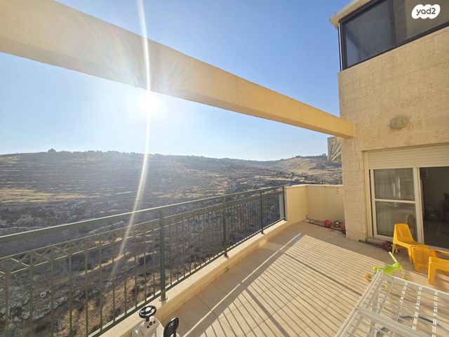 דירה, יצחק רפאל, חומת שמואל, הר חומה, ירושלים