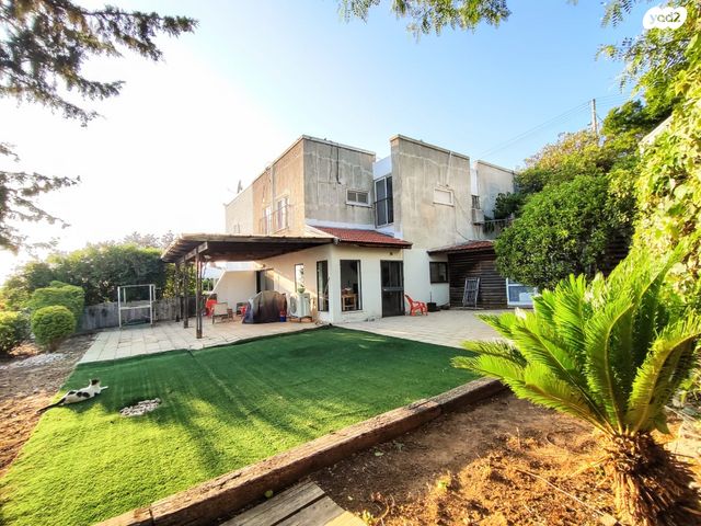 דו משפחתי, כרמל, אלפי מנשה