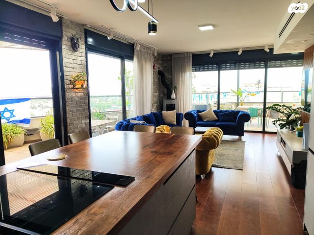 גג/ פנטהאוז, אסירי ציון, מגדיאל, הוד השרון