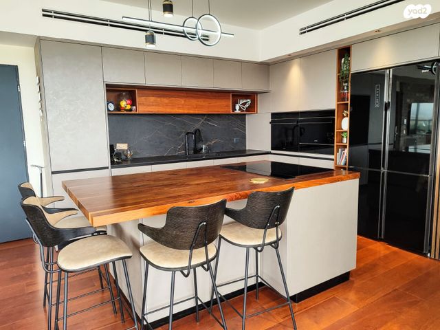 גג/ פנטהאוז, אסירי ציון, מגדיאל, הוד השרון