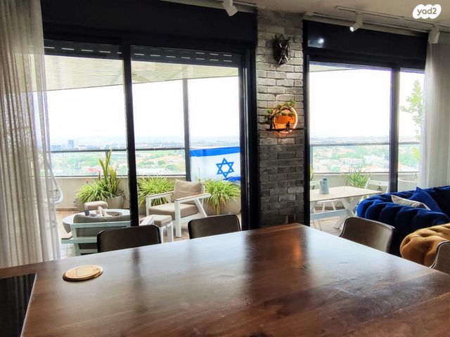 גג/ פנטהאוז, אסירי ציון, מגדיאל, הוד השרון