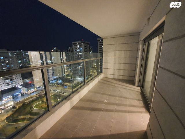 דירה, שייקה אופיר, פסגות אפק, ראש העין