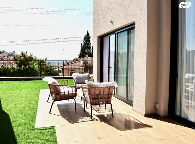 דו משפחתי, שערי תקווה