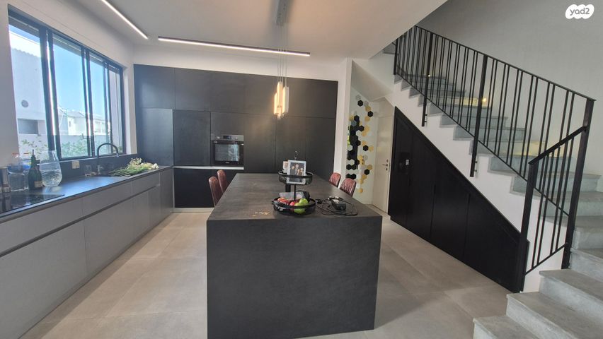 דו משפחתי, אורנית, אורנית