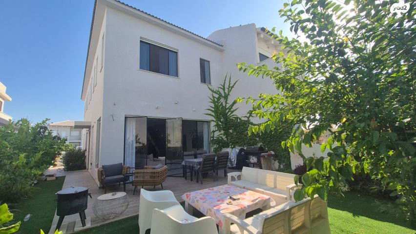 דו משפחתי, אורנית, אורנית