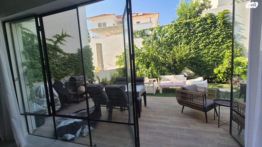 דו משפחתי, אורנית, אורנית