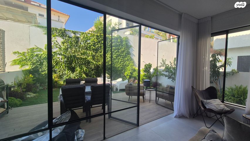 דו משפחתי, אורנית, אורנית