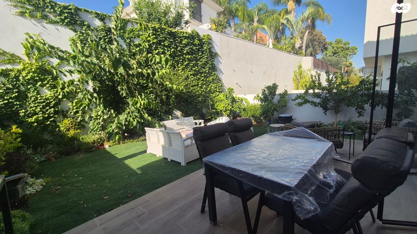 דו משפחתי, אורנית, אורנית