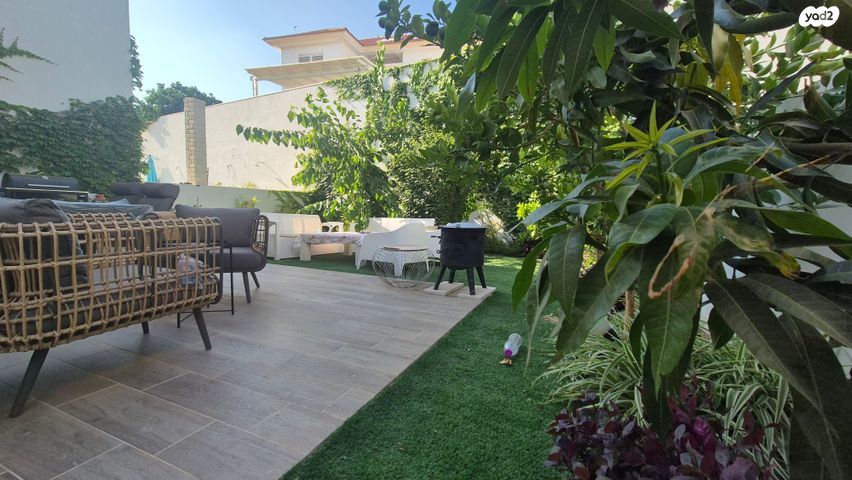 דו משפחתי, אורנית, אורנית