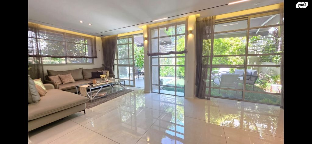 דו משפחתי, תל מונד