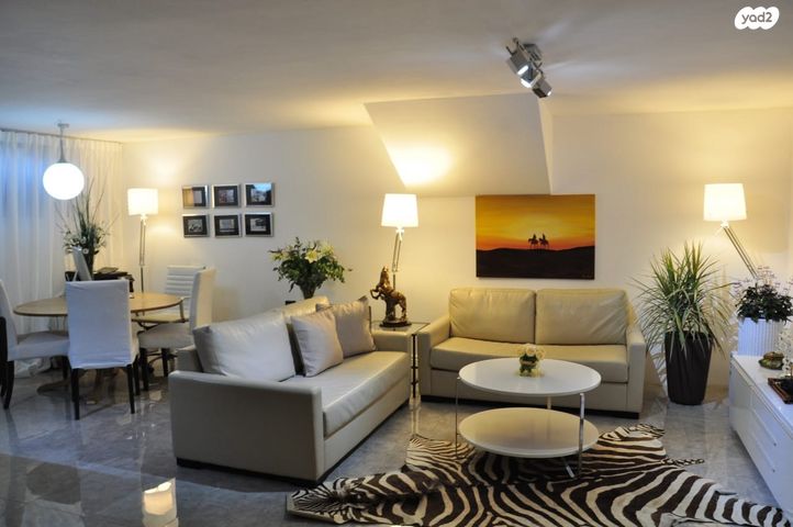 דו משפחתי, תל מונד