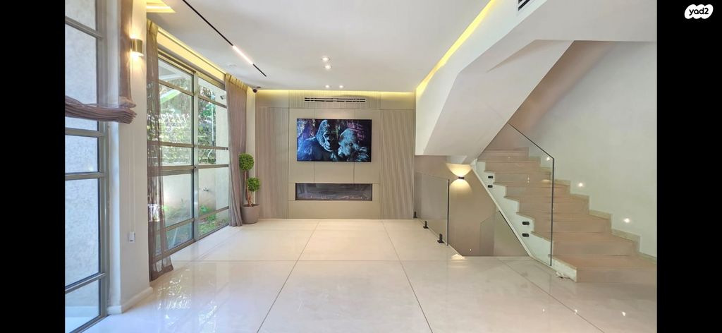 דו משפחתי, תל מונד