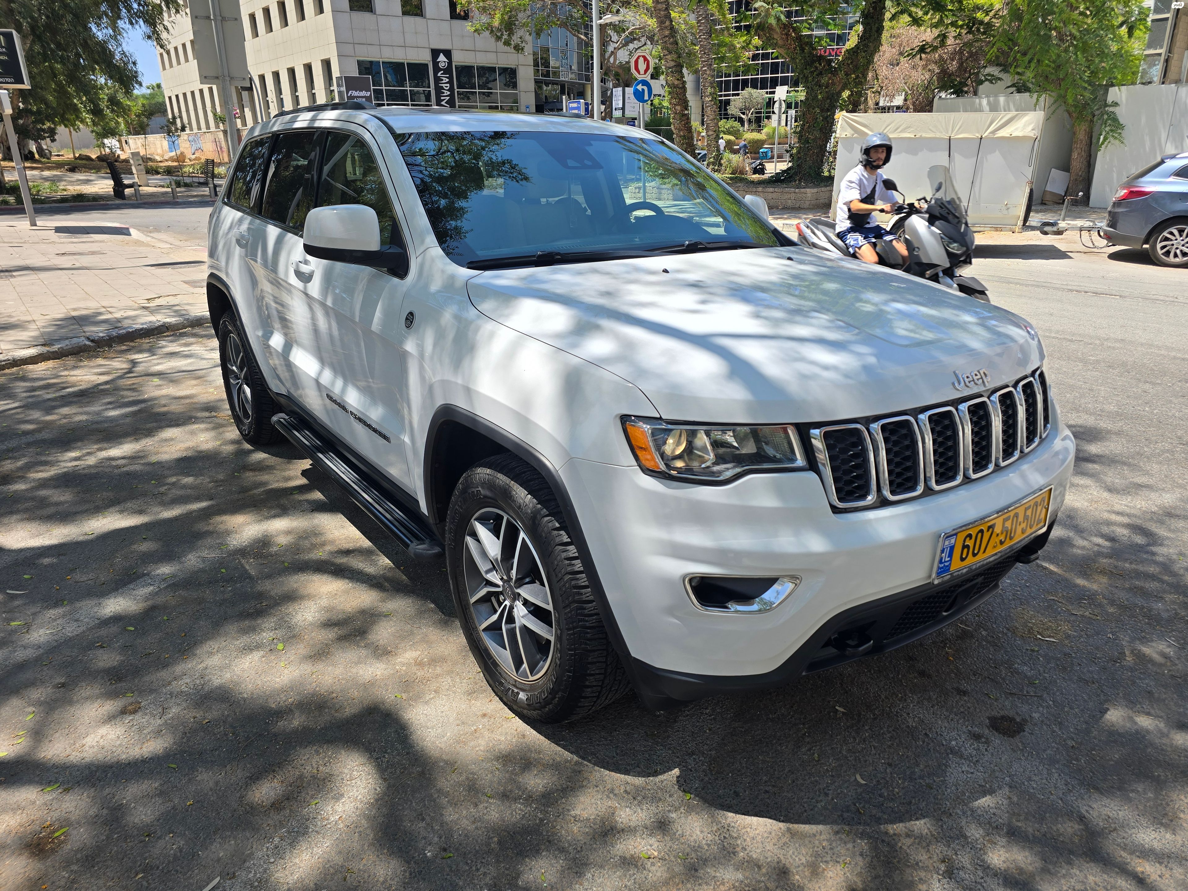 מודעת רכב ג'יפ גרנד צ'ירוקי