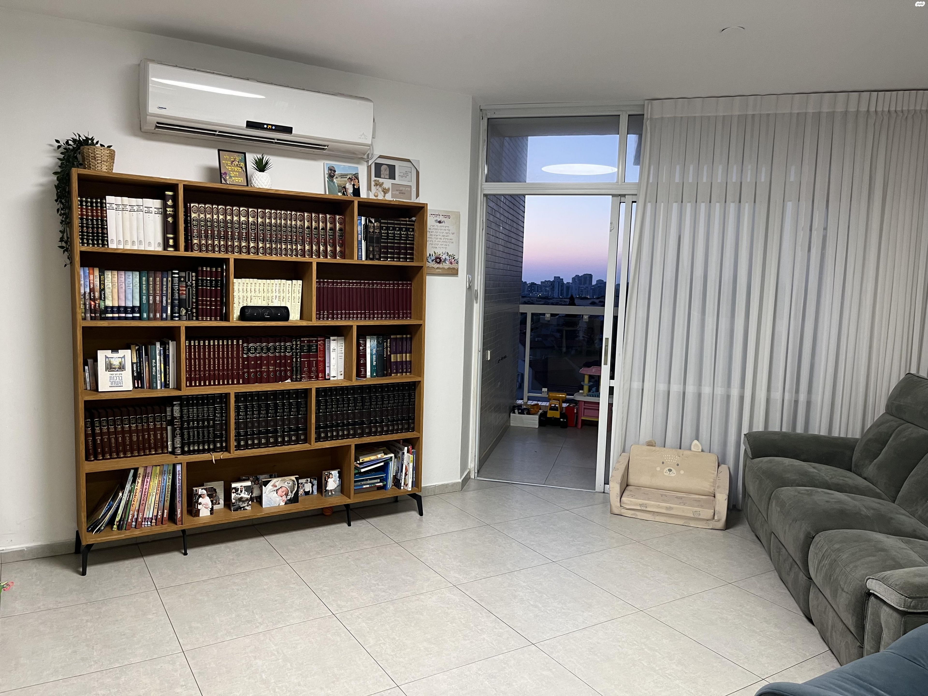 הדוגית 24