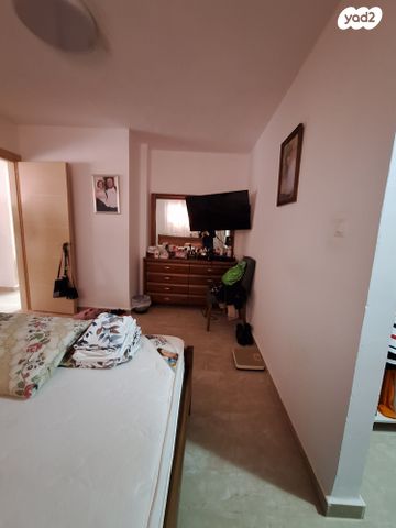 דו משפחתי, הערבה, נעורים, ערד