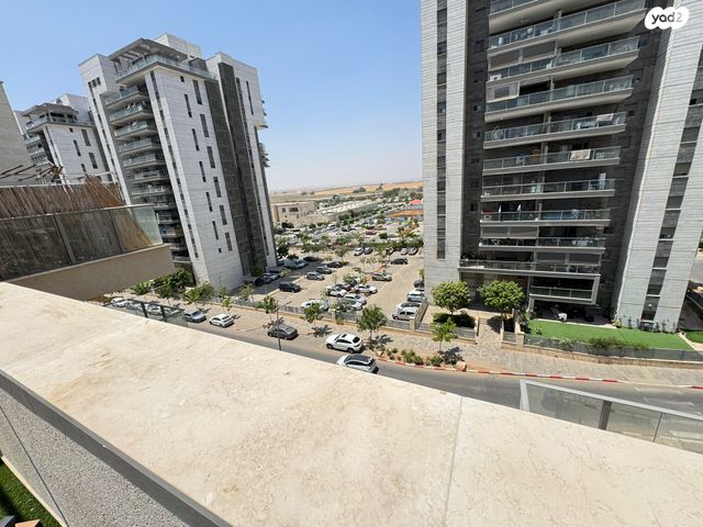 גג/ פנטהאוז, נתיבות מערב, נתיבות