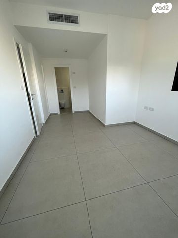 דירה, הכלנית, 2004, רעננה