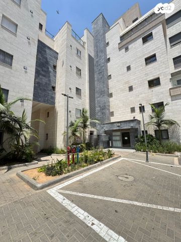 גג/ פנטהאוז, נתיבות מערב, נתיבות