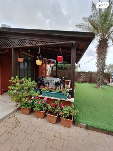 דו משפחתי, הערבה, נעורים, ערד