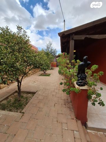 דו משפחתי, הערבה, נעורים, ערד