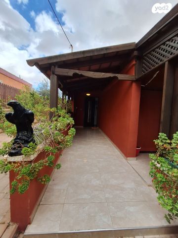 דו משפחתי, הערבה, נעורים, ערד