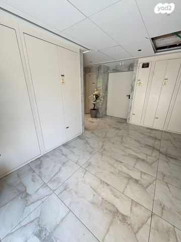 גג/ פנטהאוז, נתיבות מערב, נתיבות