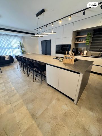 גג/ פנטהאוז, נתיבות מערב, נתיבות