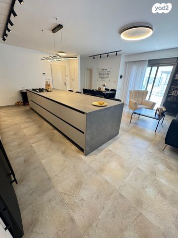 גג/ פנטהאוז, נתיבות מערב, נתיבות