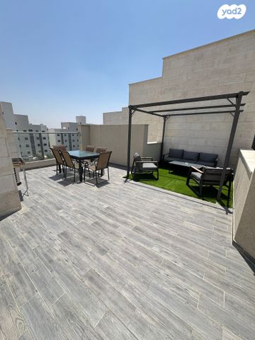 גג/ פנטהאוז, נתיבות מערב, נתיבות